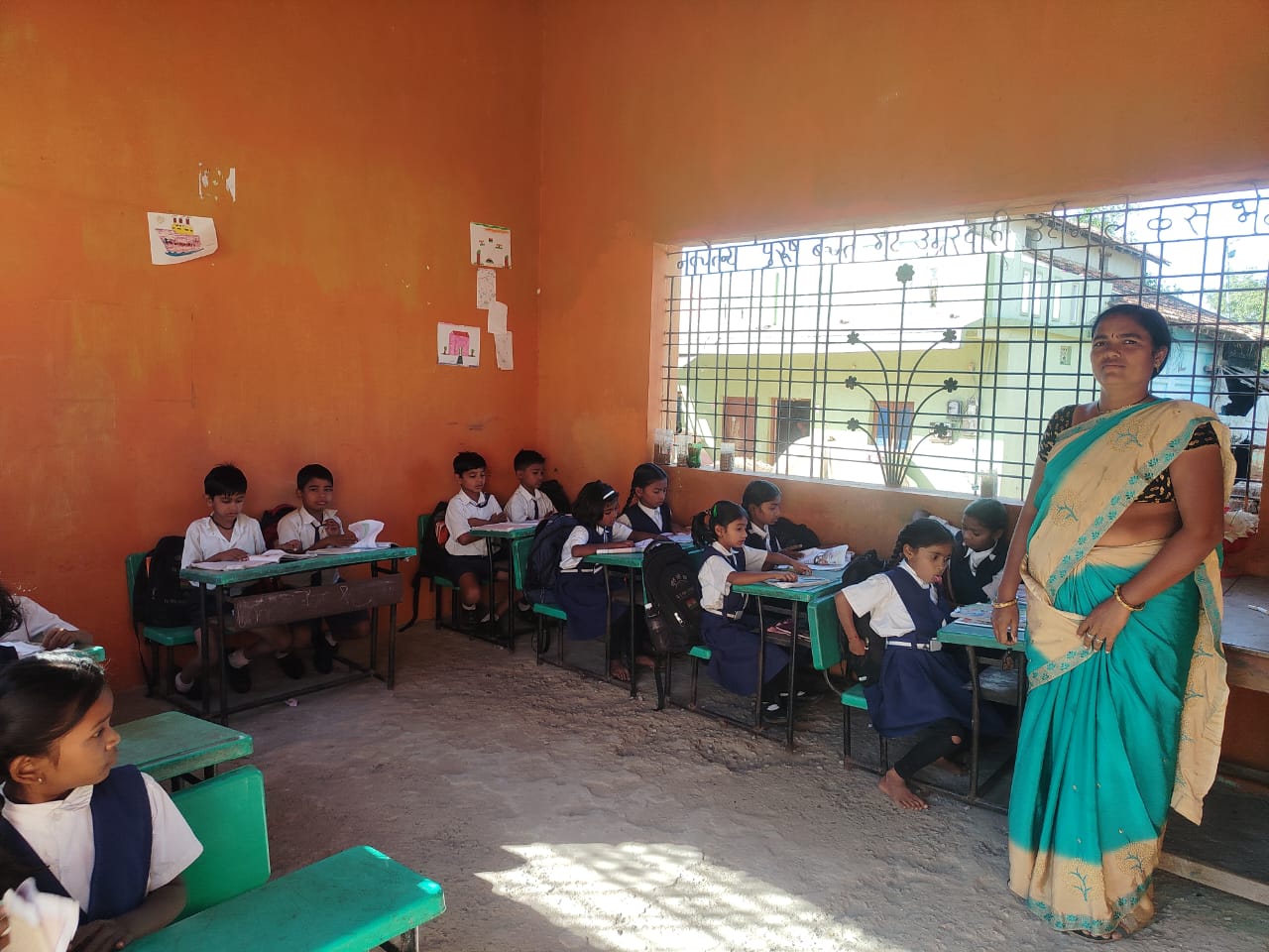 उमरवाही येथील जिल्हा परिषद शाळा भरते मंदिरात