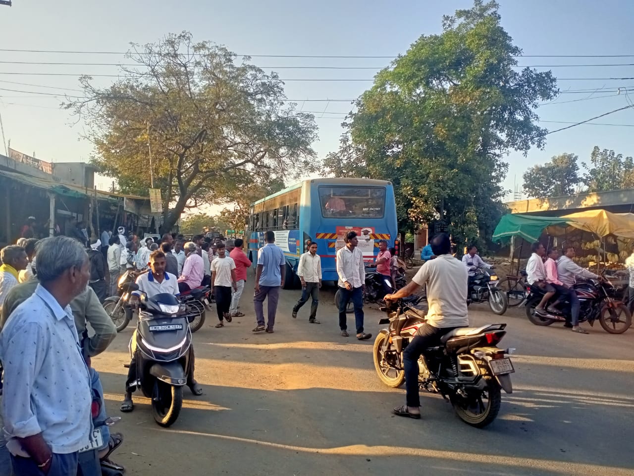 नवरगाव येथील अवैध रेती वाहतूक करणाऱ्या ट्रॅक्टरनी दिली बसला धडक