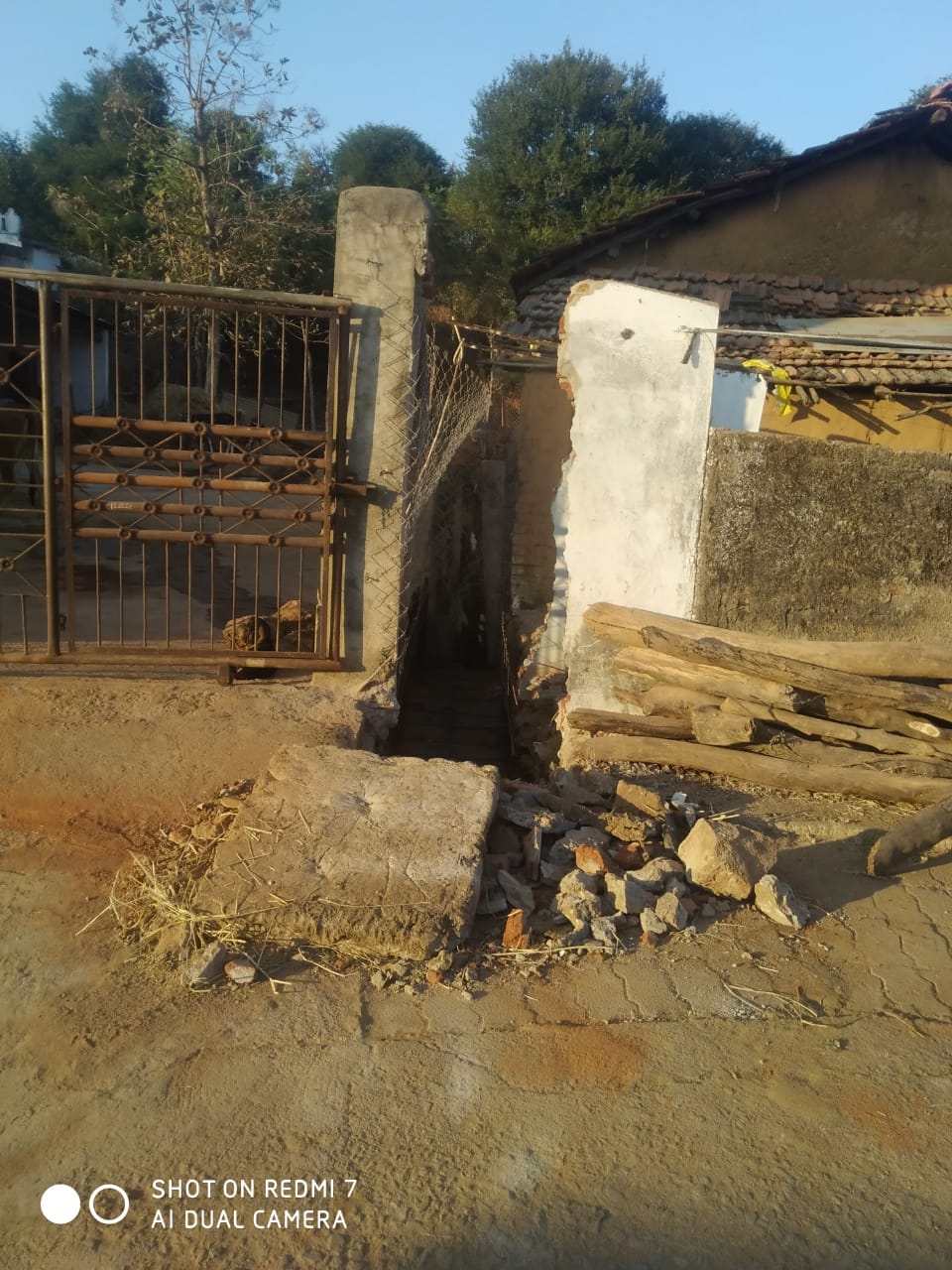 देलनवाडी येथे सत्तेचा उन्माद; लोकशाहीची गळचेपी; प्रशासन गप्पशासकीय शौचालय पाडूनही सत्ताधारी समोर तहसील–पोलीस–BDO मौन