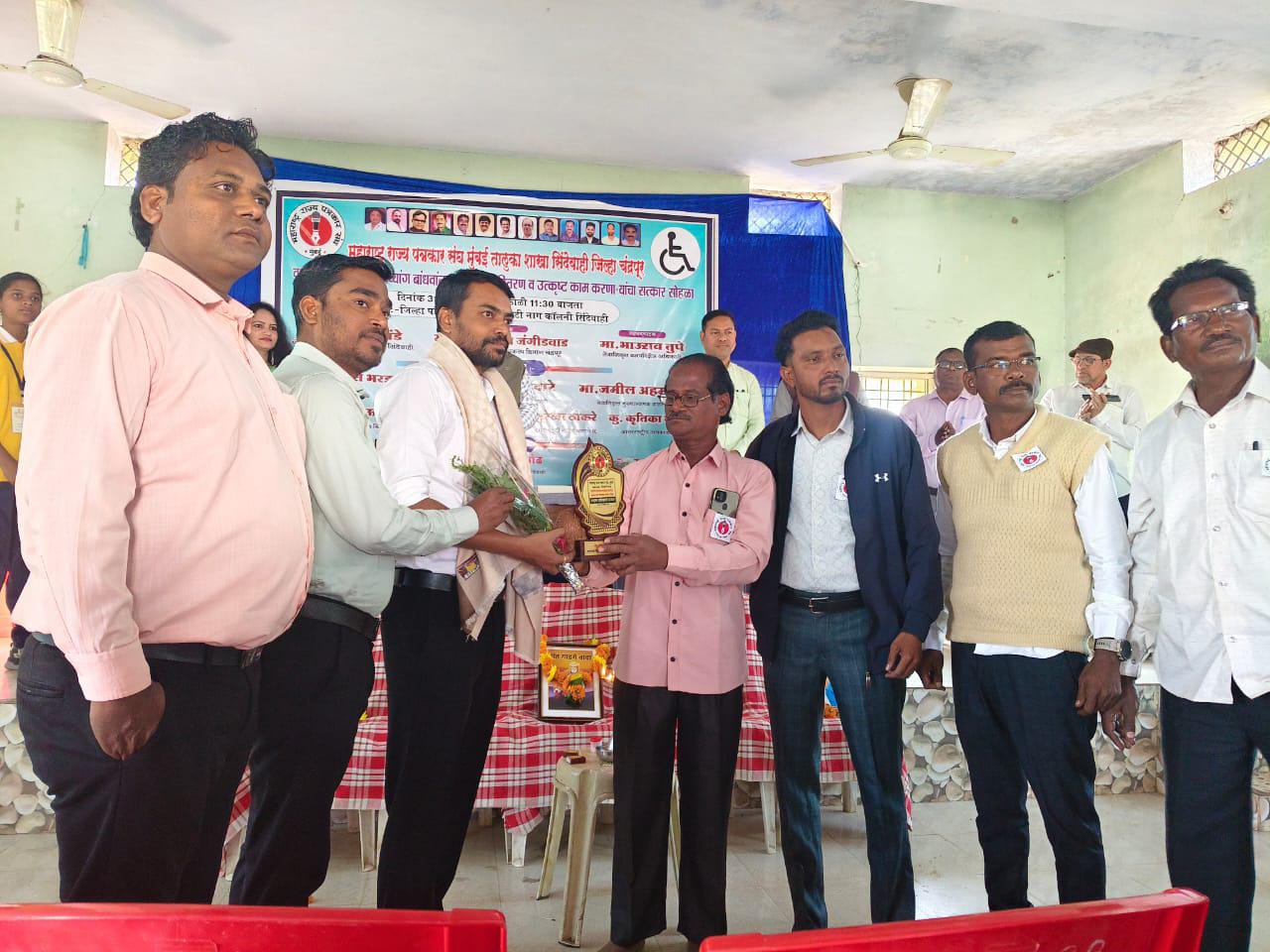 सिंदेवाही येथे दिव्यांग बांधवांना खाद्यकीट वितरण व उत्कृष्ट कार्य करणाऱ्यांचा सत्कार सोहळा संपन्न