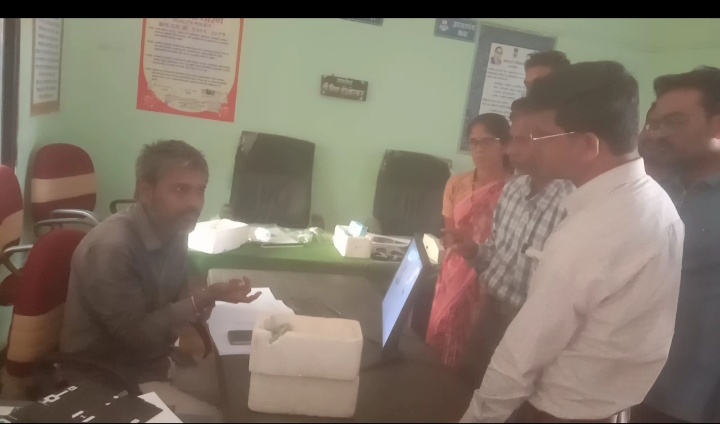 सिंदेवाही तालुक्यात आभा कार्डच्या नावावर आर्थिक लूट,शासकीय साहित्य व इमारतीचा वापर मात्र प्रशासन झोपेच्या सोंगेत