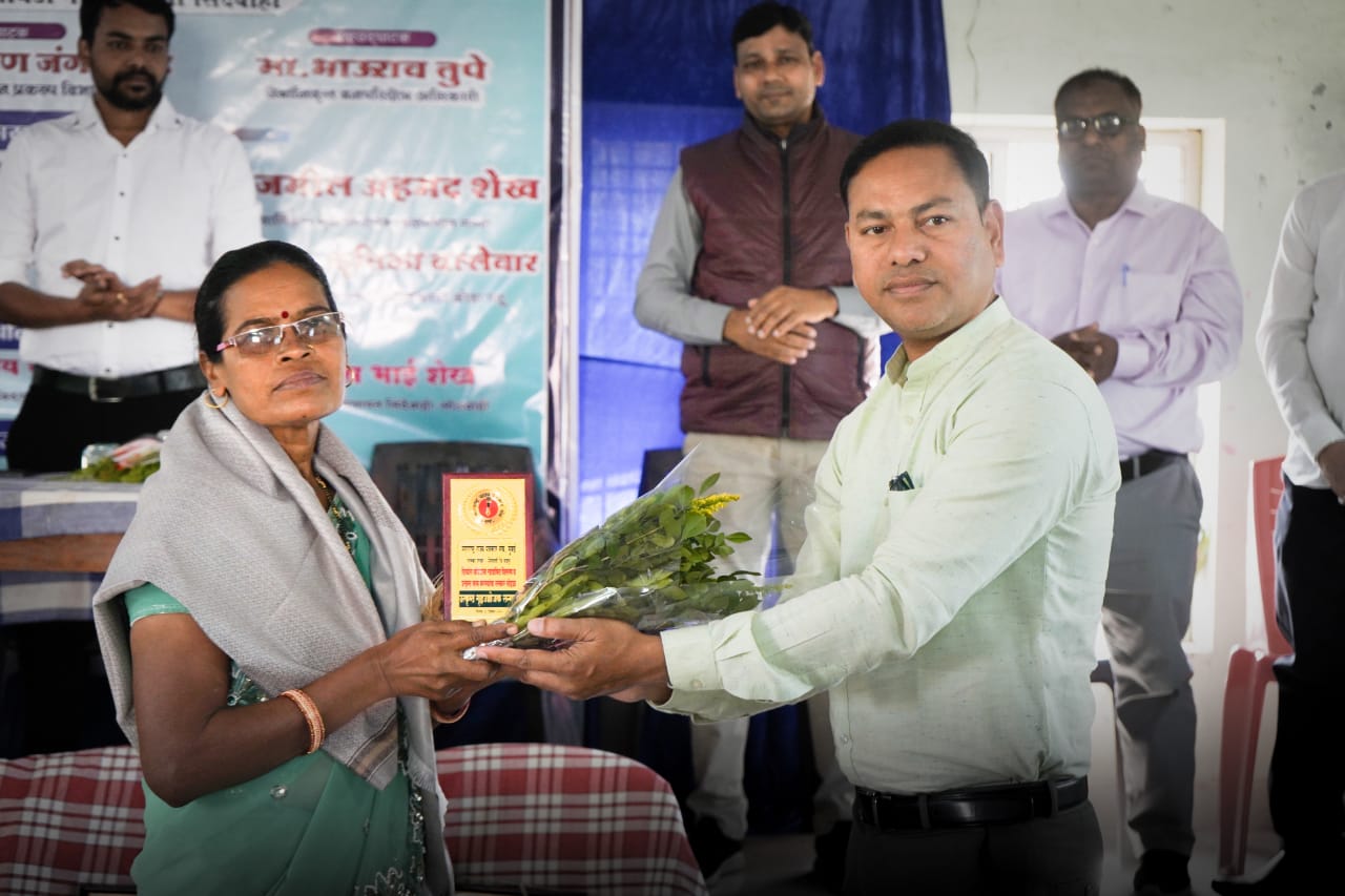 सुनीता मेश्राम उत्कृष्ठ गृहउद्योजक पुरस्काराने सन्मानितमहाराष्ट्र राज्य पत्रकार संघाकडुन दखल