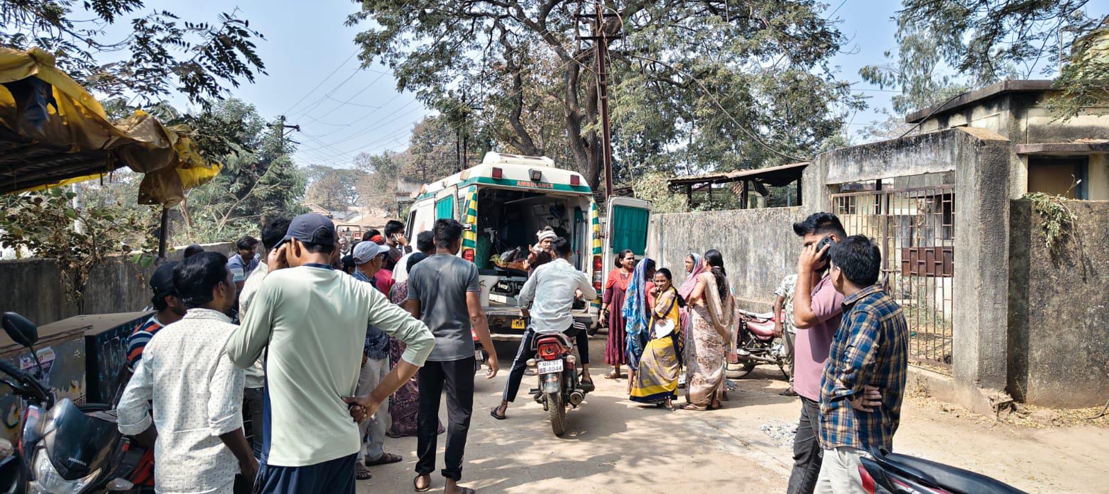 अवैध मुरुम वाहतुक करनाऱ्या ट्रॅक्टरच्या धडकेत गुराखी मृत्यूच्या दारात