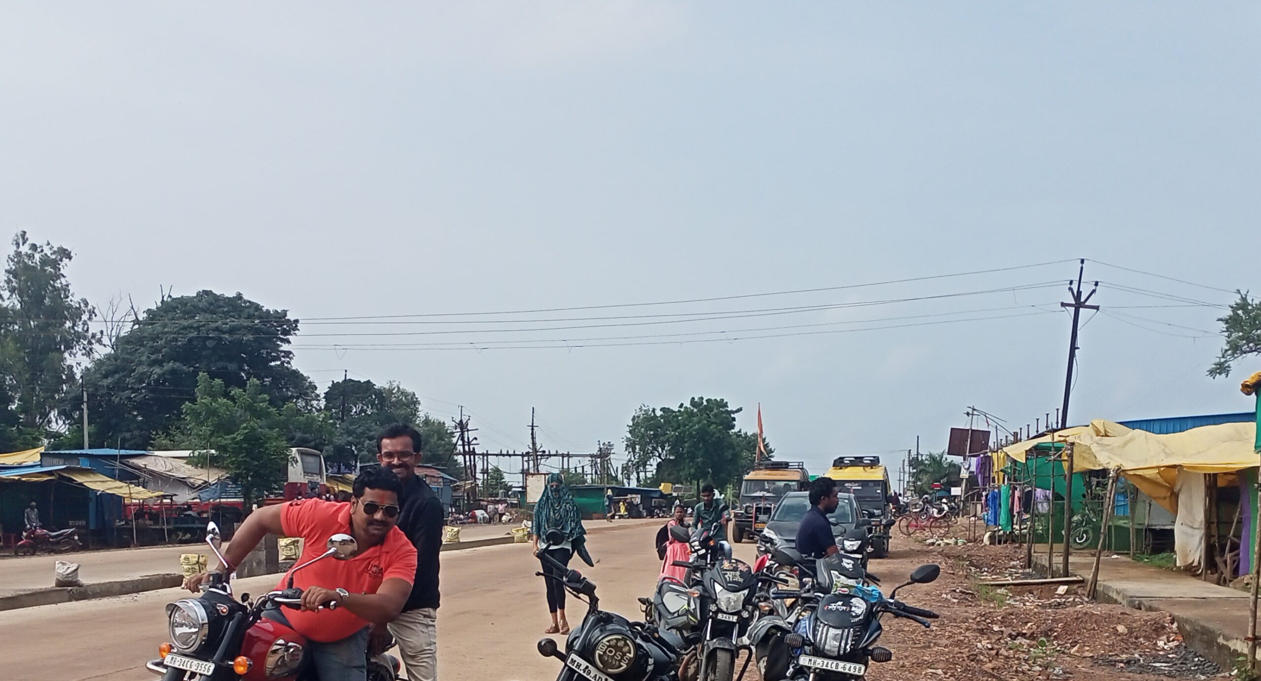 सिंदेवाही मधील मुख्य मार्गावरती गतिरोधक लावण्याकरिता ज्या राजकीय पुढारी  तसेच सामाजिक कार्यकर्ते यांनी निवेदन दिले होते त्यांना बांधकाम विभागाने दाखवली केराची टोपली