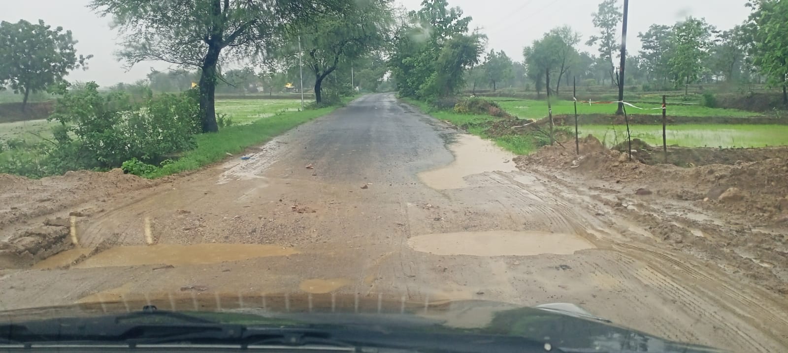 सिंदेवाही नगरपंच्यात चे अजब गजब कारभार, लोणवाही मध्ये नाल्या व रस्त्या साठी निधी नाही, मात्र लोणवाहीत बगीच्या बनवण्यासाठी एक करोड रुपयाचे निधी मंजूर व काम पण सुरु.